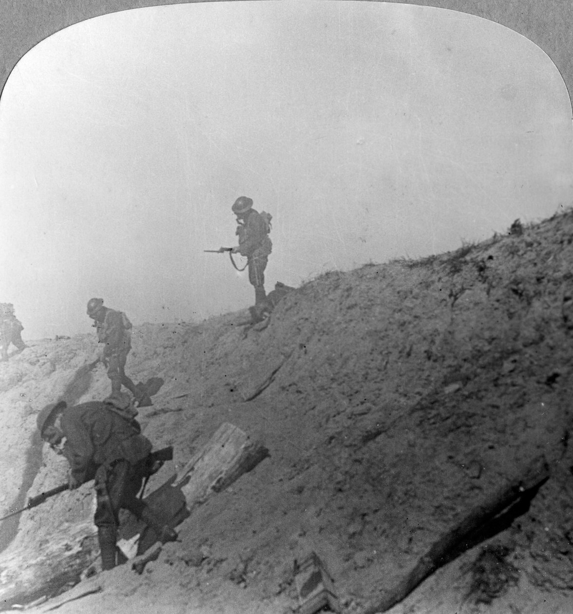 Tropas britânicas avançando através do gás, Passchandaele, Ypres, Bélgica, Primeira Guerra Mundial, c1914-c1918 de Realistic Travels Publishers