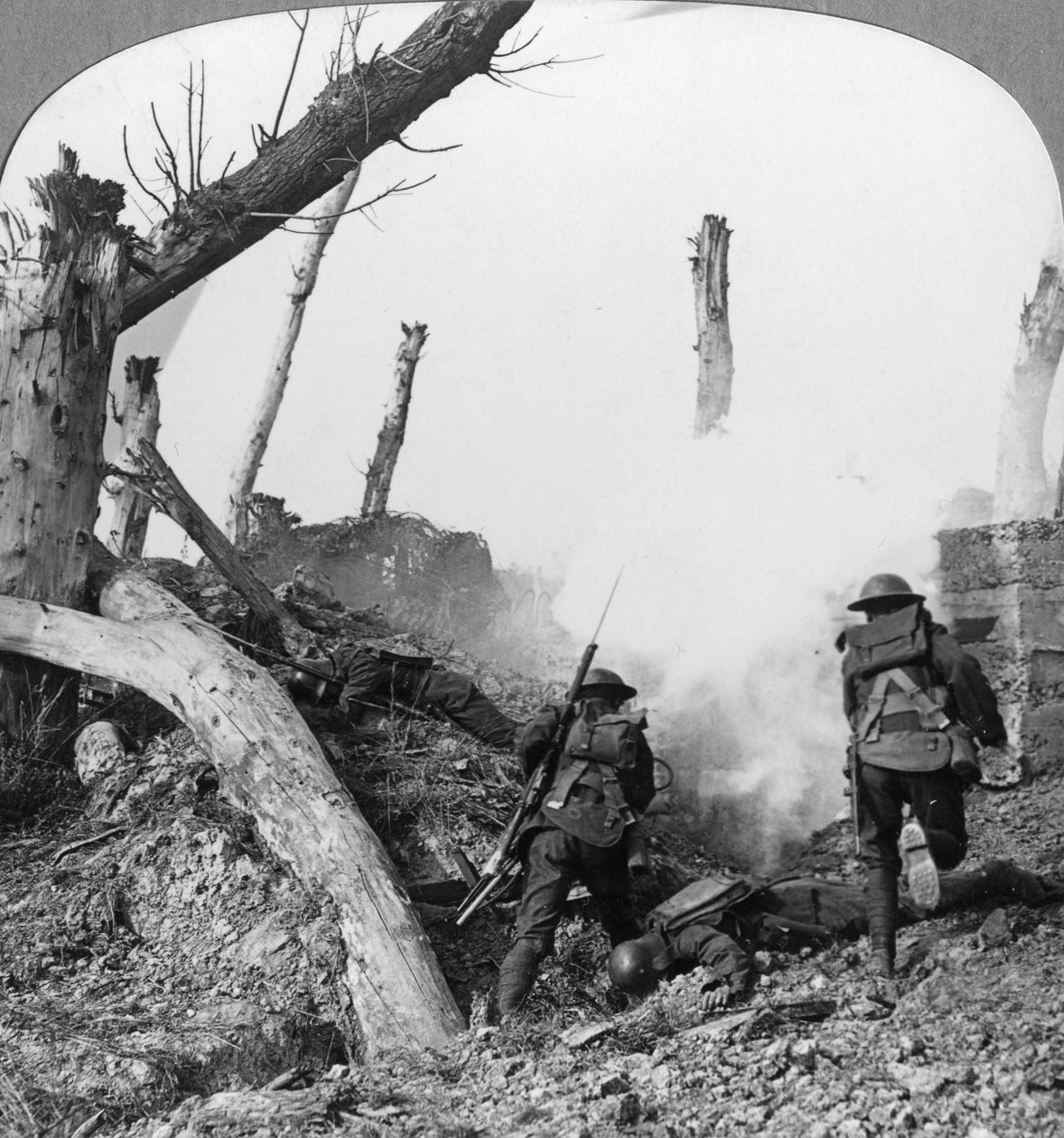 Tropas britânicas atacando alemães isolados em uma vila capturada, Primeira Guerra Mundial, c1914-c1918 de Realistic Travels Publishers
