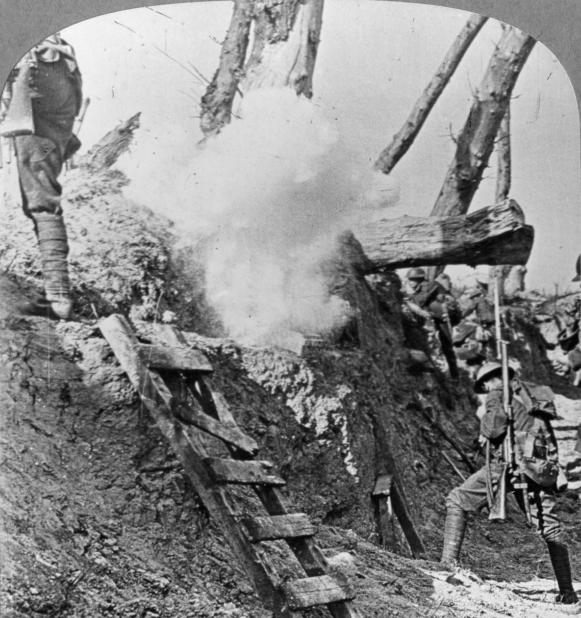Tropas britânicas indo por cima, Flandres, Bélgica, Primeira Guerra Mundial, c1914-c1918 de Realistic Travels Publishers