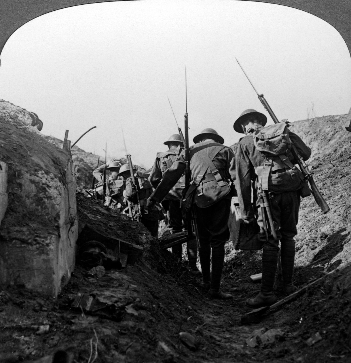 Tropas britânicas em uma trincheira capturada, Hindenburg Line, França, Primeira Guerra Mundial, 1917-1918. de Realistic Travels Publishers