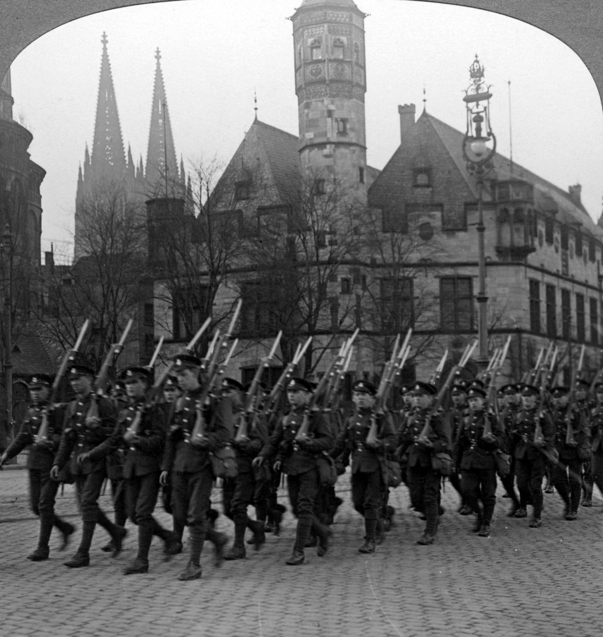 Tropas britânicas que marcham em Colônia, Alemanha, 1918-1926. de Realistic Travels Publishers