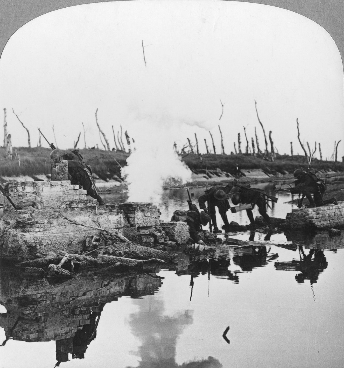 Tropas britânicas no canal Yser, Flandres, Bélgica, Primeira Guerra Mundial, c1914-c1918 de Realistic Travels Publishers