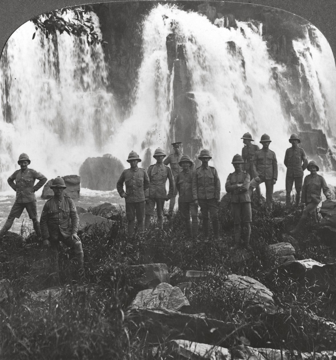 Tropas britânicas se refrescando em uma cachoeira, África, Primeira Guerra Mundial, c1914-c1918 de Realistic Travels Publishers