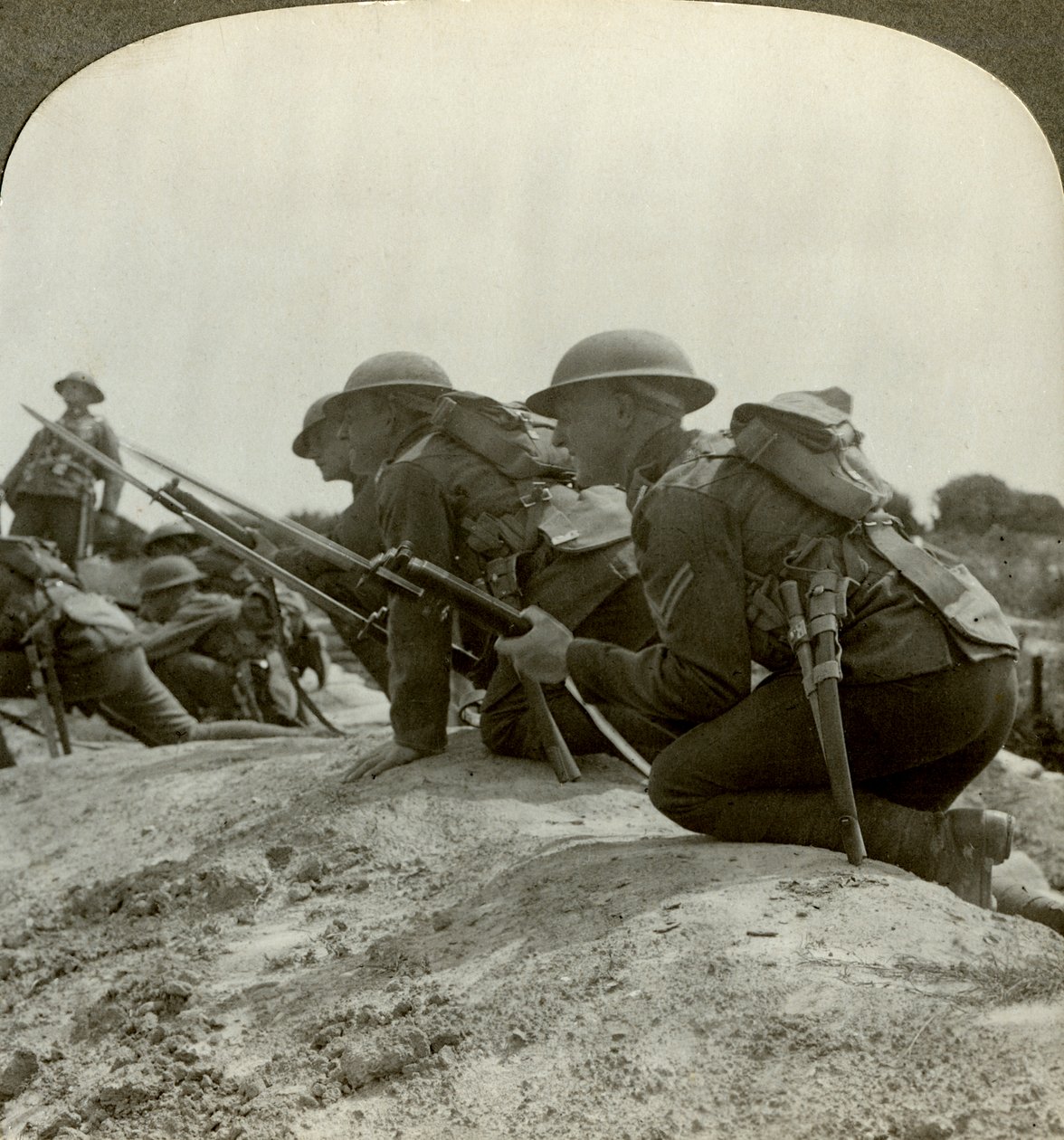 A infantaria canadense apressa uma posição alemã, Primeira Guerra Mundial, 1914-1918. de Realistic Travels Publishers