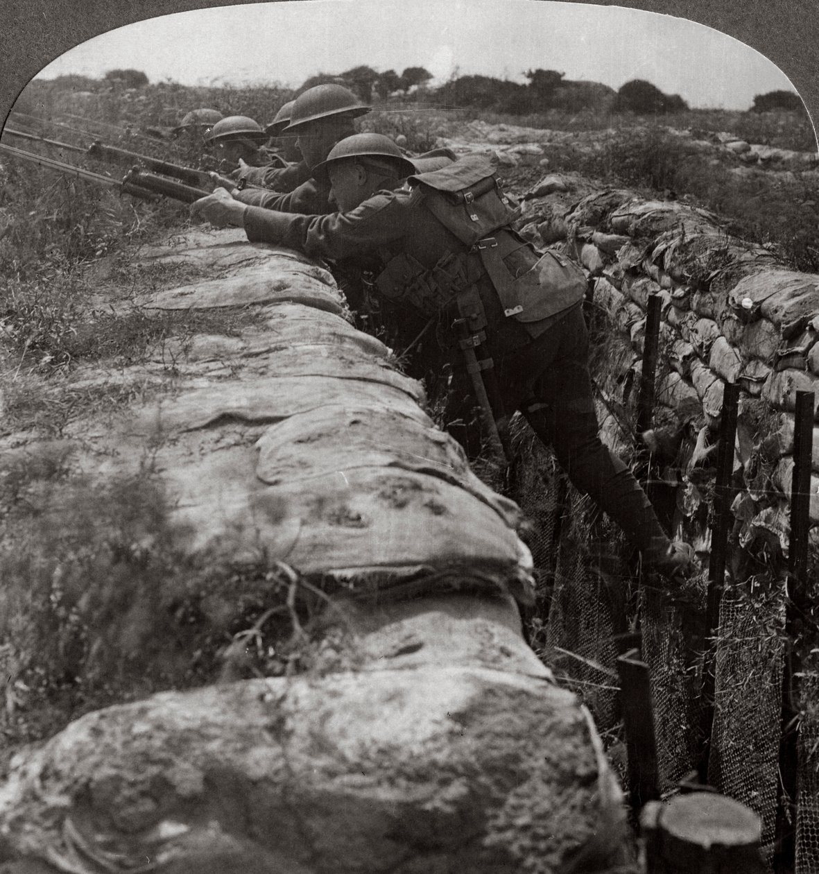 Canadenses deixando suas trincheiras para apressar uma posição alemã, Primeira Guerra Mundial, 1914-1918. de Realistic Travels Publishers