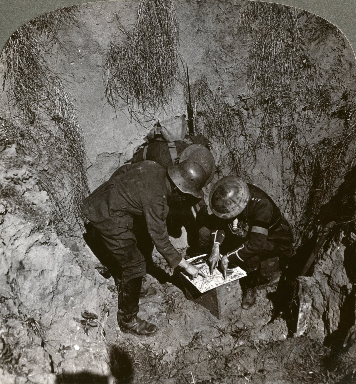 Prisioneiro alemão capturado dando informações aos seus captores, Primeira Guerra Mundial, 1914-1918. de Realistic Travels Publishers