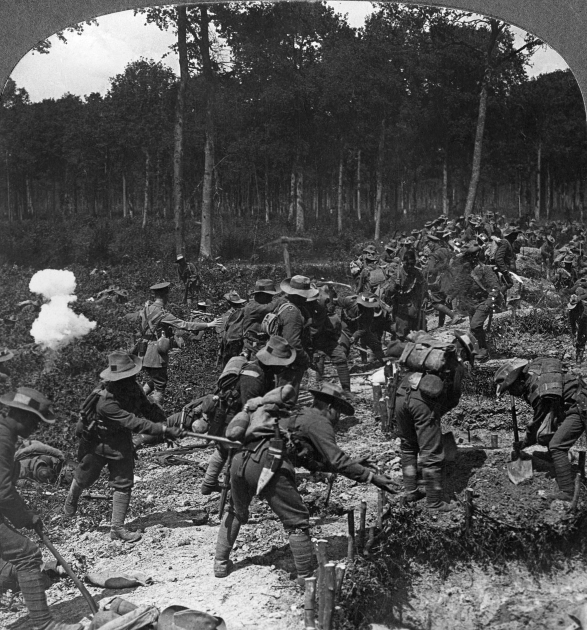 Trincheiras capturadas fortalecidas para resistir ao contra-ataque, Primeira Guerra Mundial, 1914-1918. de Realistic Travels Publishers