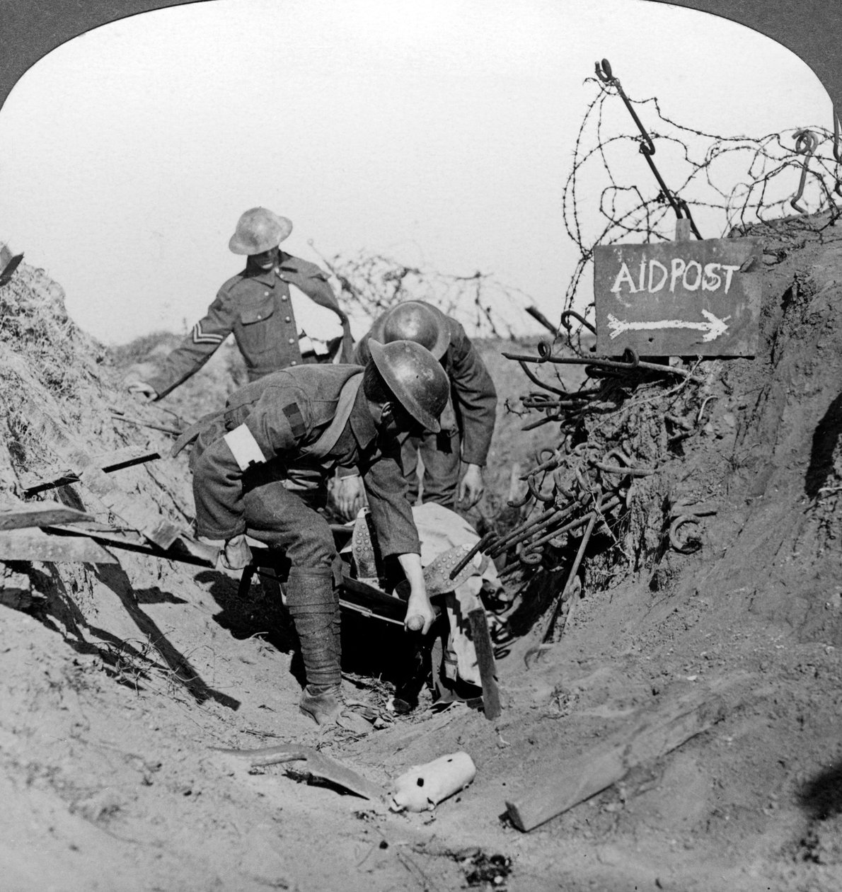 Transportando um soldado ferido para um posto de primeiros socorros, Passchendaele, Bélgica, Primeira Guerra Mundial, 1914-1918. de Realistic Travels Publishers
