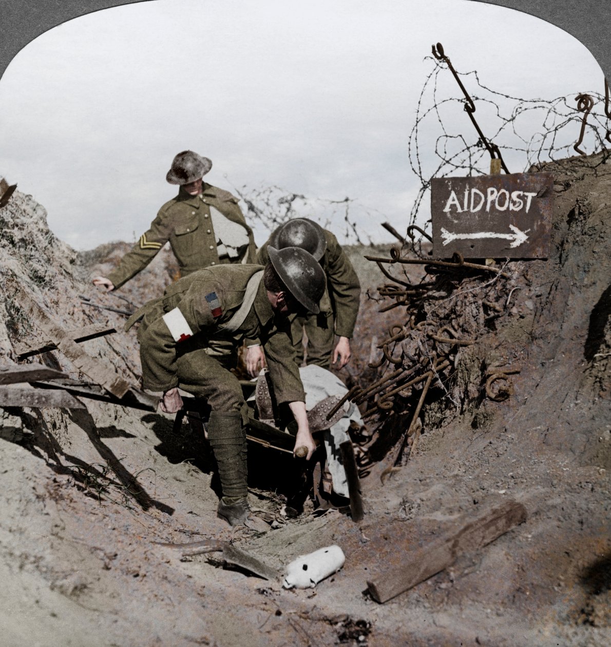 Transportando um soldado ferido para um posto de primeiros socorros, Passchendaele, Bélgica, Primeira Guerra Mundial, 1914-1918 de Realistic Travels Publishers