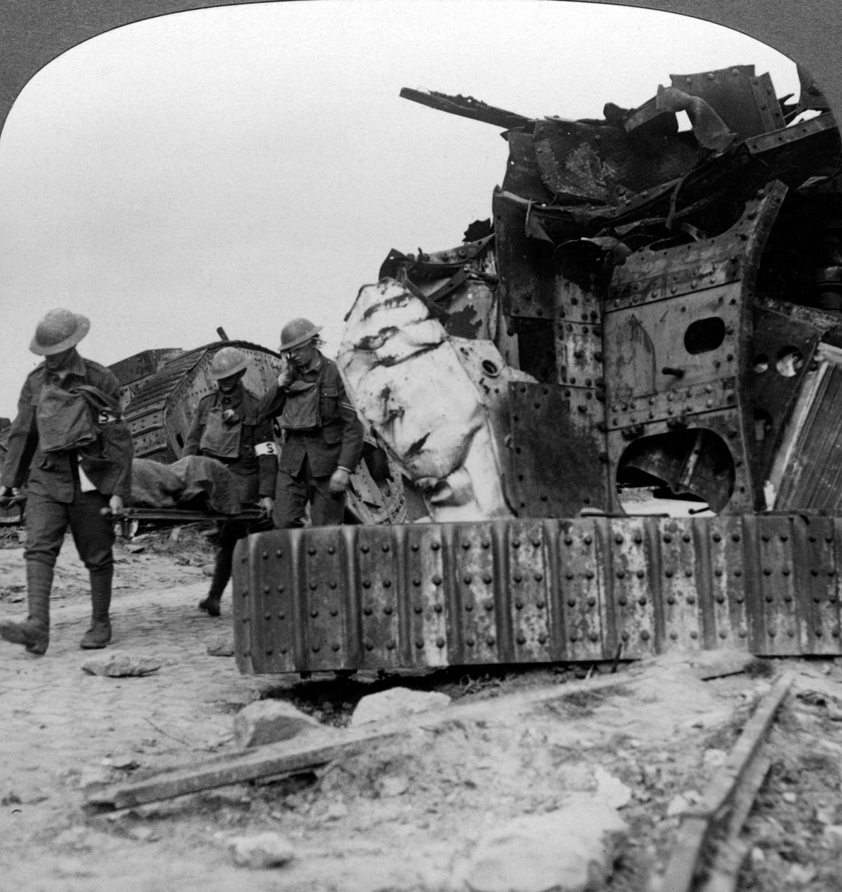 As baixas do passe dianteiro destruíram tanques, Villers-Bretonneux, França, Primeira Guerra Mundial, 1918. de Realistic Travels Publishers
