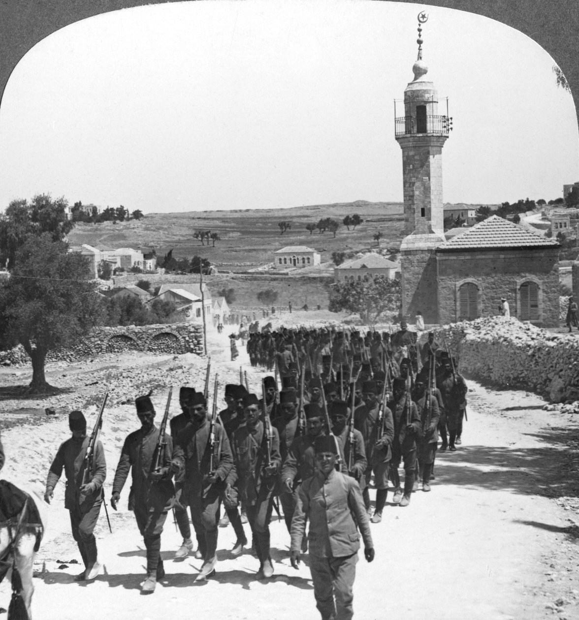 Soldados turcos derrotados, Palestina, Primeira Guerra Mundial, c1917-c1918 de Realistic Travels Publishers