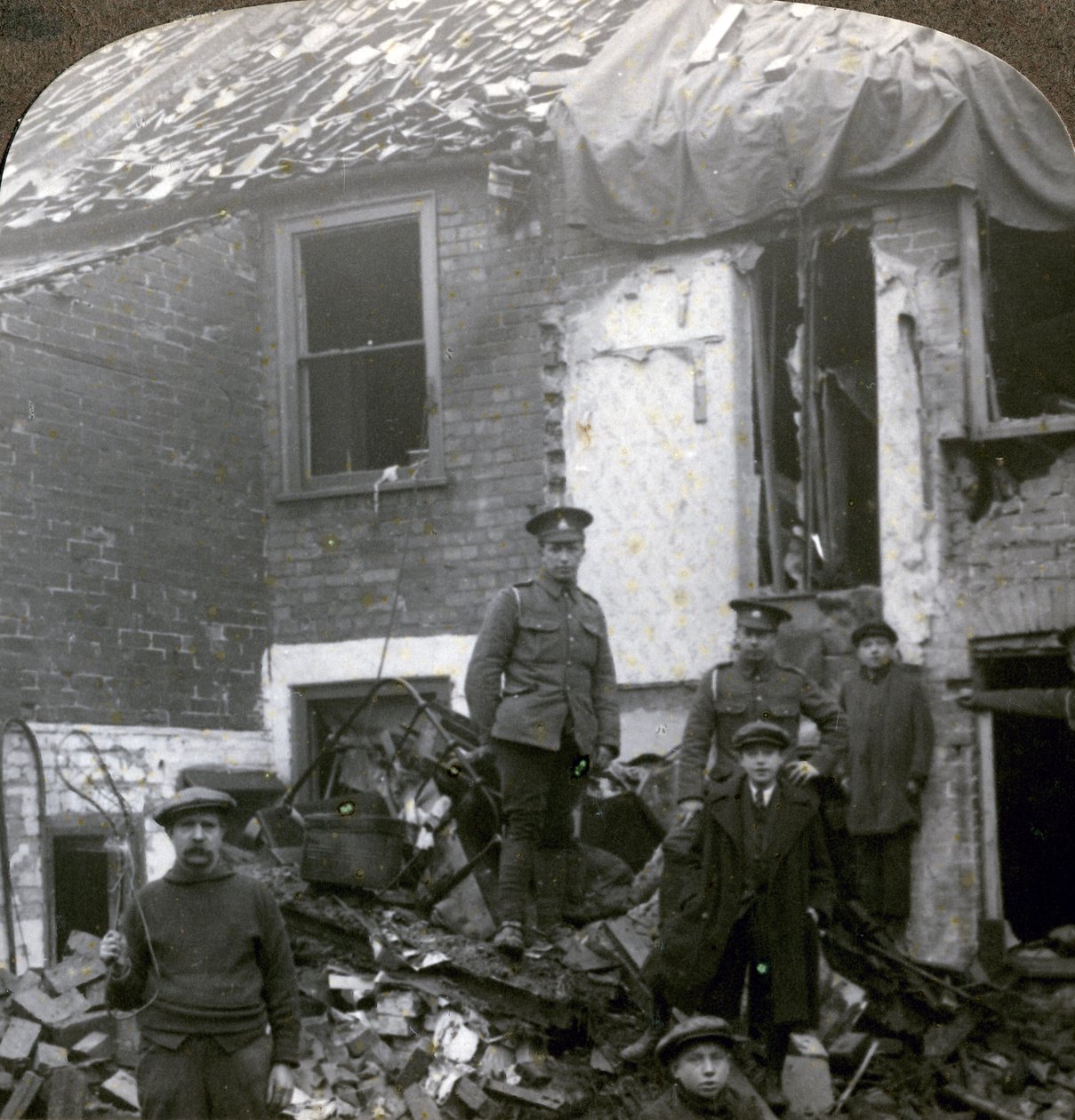 Destruição provocada pelas bombas alemãs do Zeppelin, Primeira Guerra Mundial, 1914-1918. de Realistic Travels Publishers