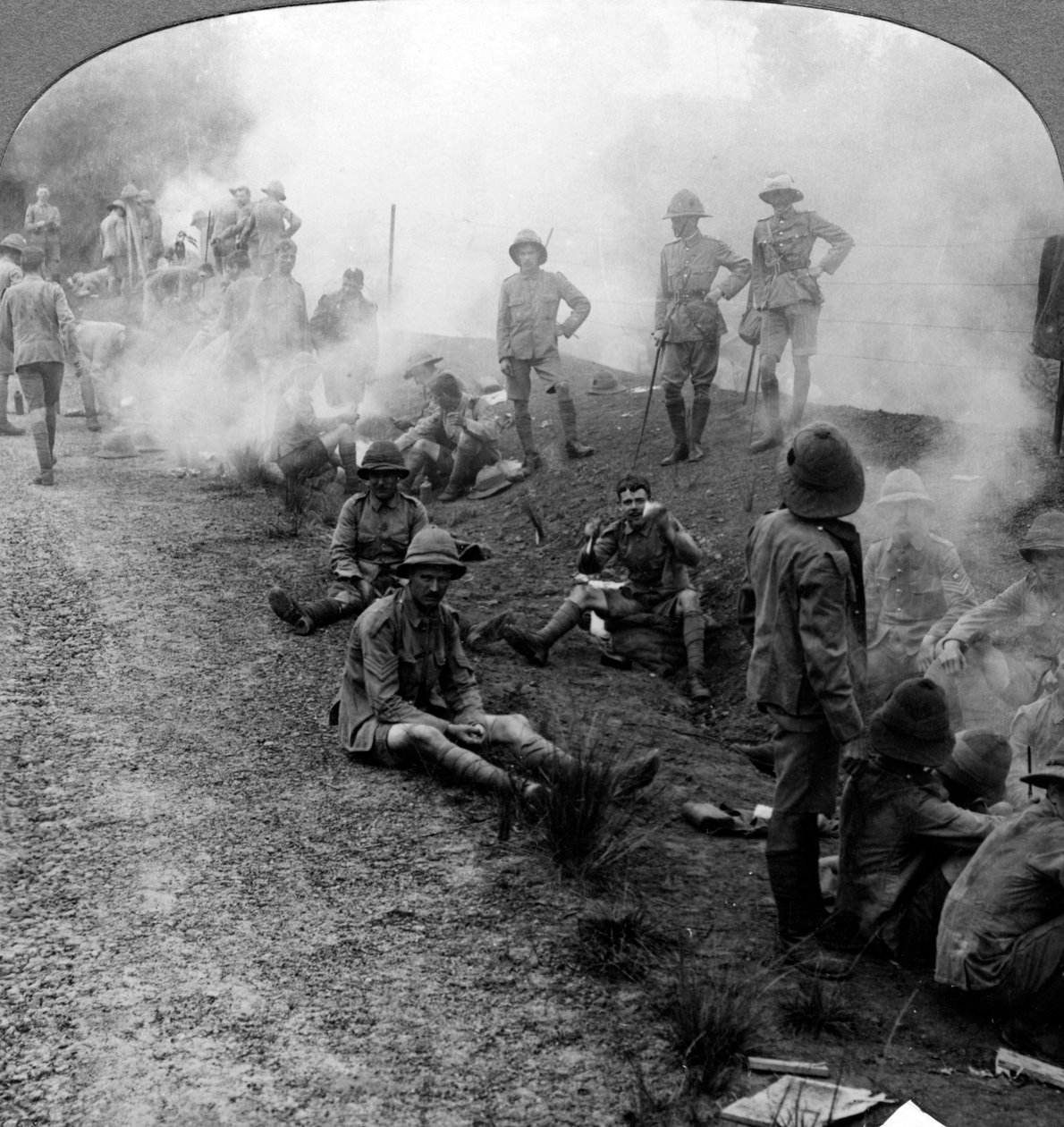 Incêndios no acampamento de manhã cedo e café da manhã, Golfo Pérsico, Primeira Guerra Mundial, 1914-1918. de Realistic Travels Publishers