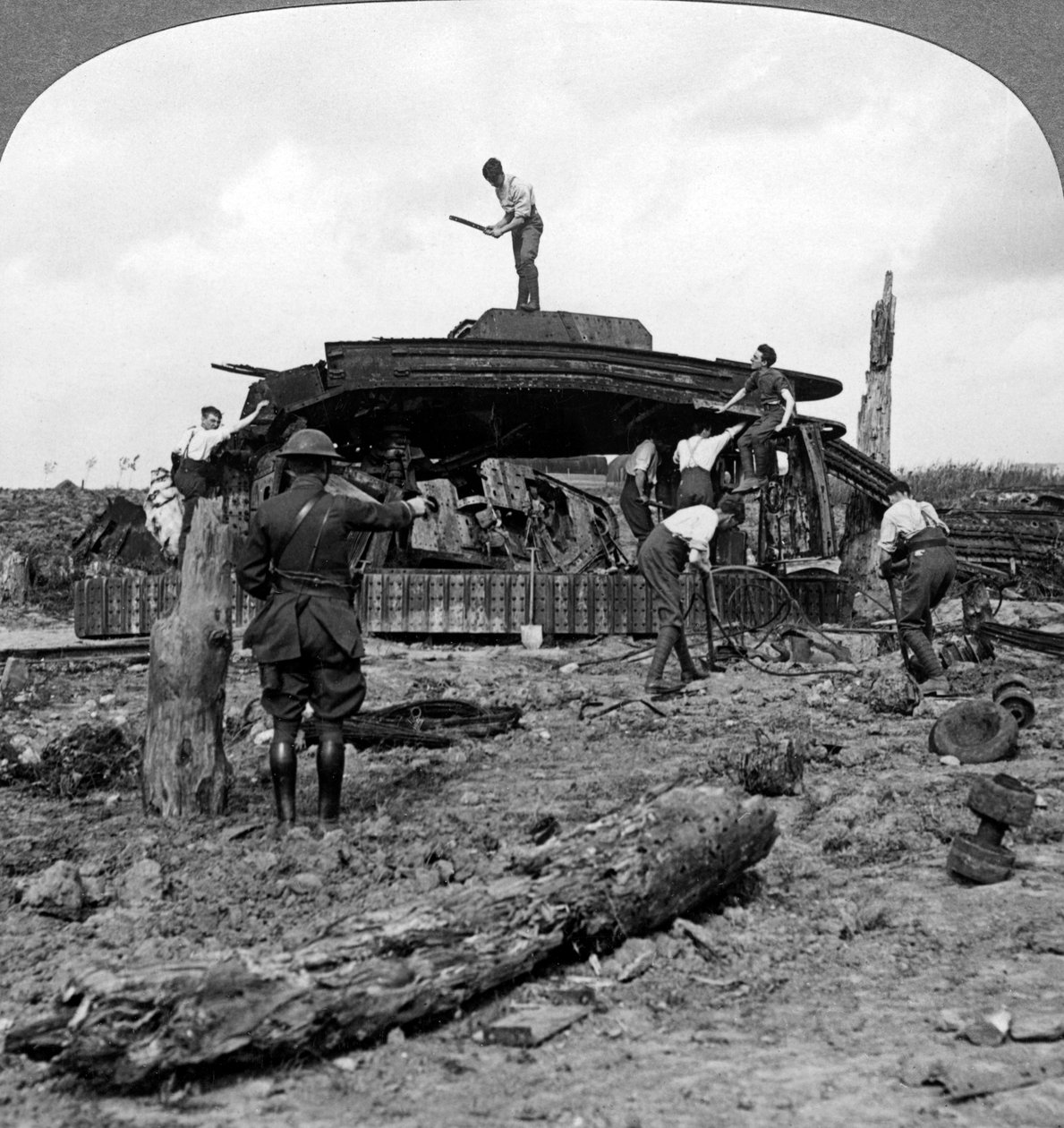 Engenheiros limpando um tanque destruído de uma estrada, Primeira Guerra Mundial, 1917-1918. de Realistic Travels Publishers