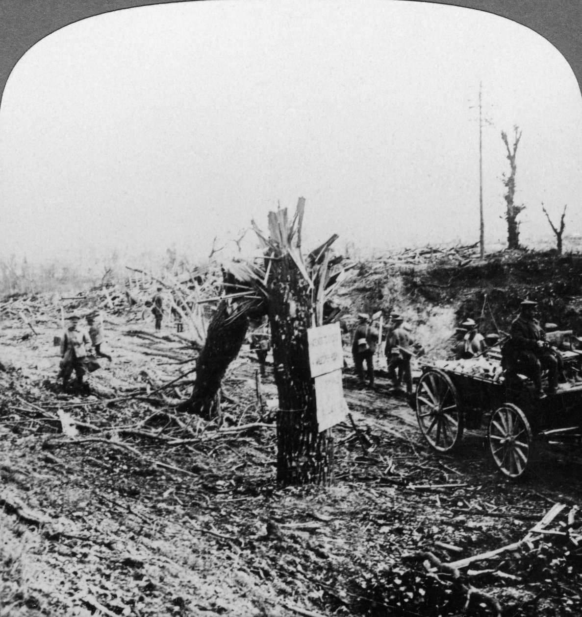Engenheiros que reparam uma estrada de ferro leve, Hangard, França, Primeira Guerra Mundial, 1914-1918. de Realistic Travels Publishers