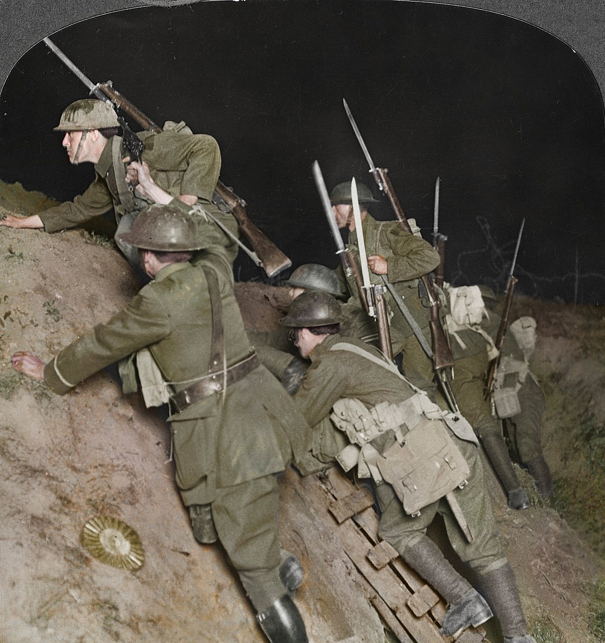 Lutando durante a noite em Mory, França, Primeira Guerra Mundial, c1914-c1918 de Realistic Travels Publishers
