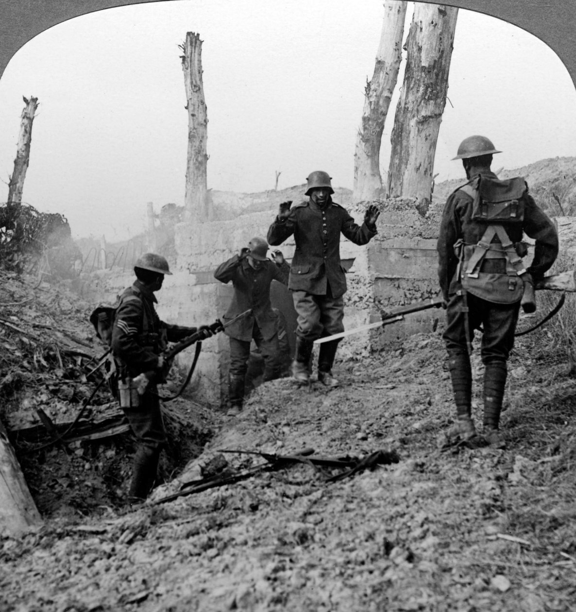 Soldados alemães se rendendo, Bullecourt, França, Primeira Guerra Mundial, 1914-1918. de Realistic Travels Publishers