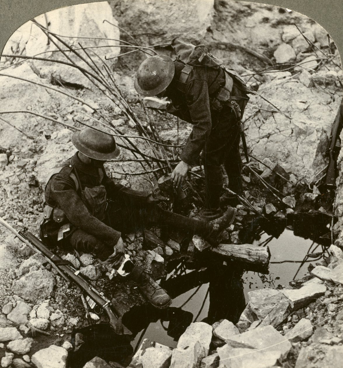 Dando água a um amigo ferido, Hooge, Ypres, Bélgica, Primeira Guerra Mundial, 1914-1918. de Realistic Travels Publishers