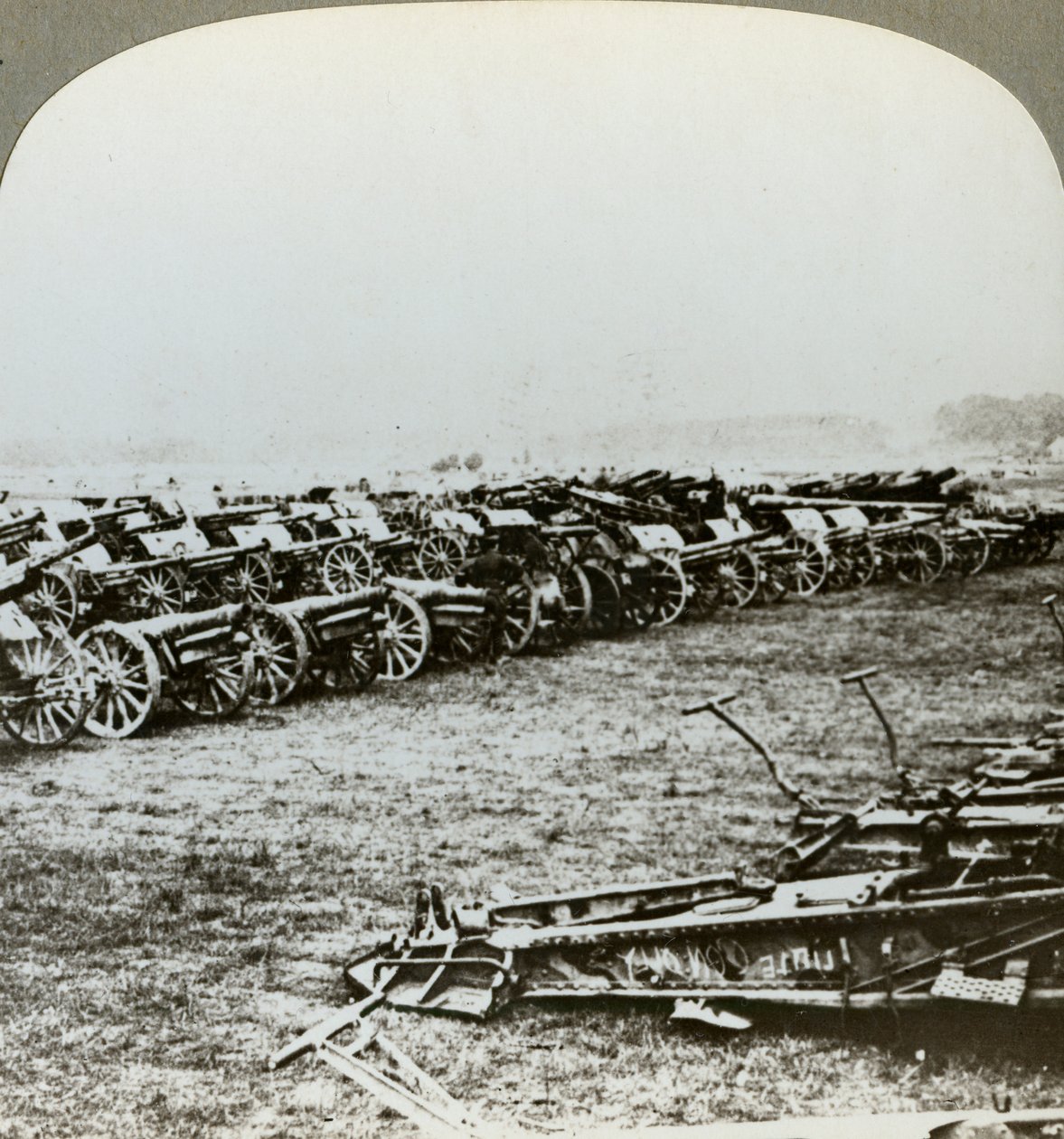 Centenas de armas alemãs capturadas em Couralette, França, Batalha de Somme, Primeira Guerra Mundial, 1916 de Realistic Travels Publishers