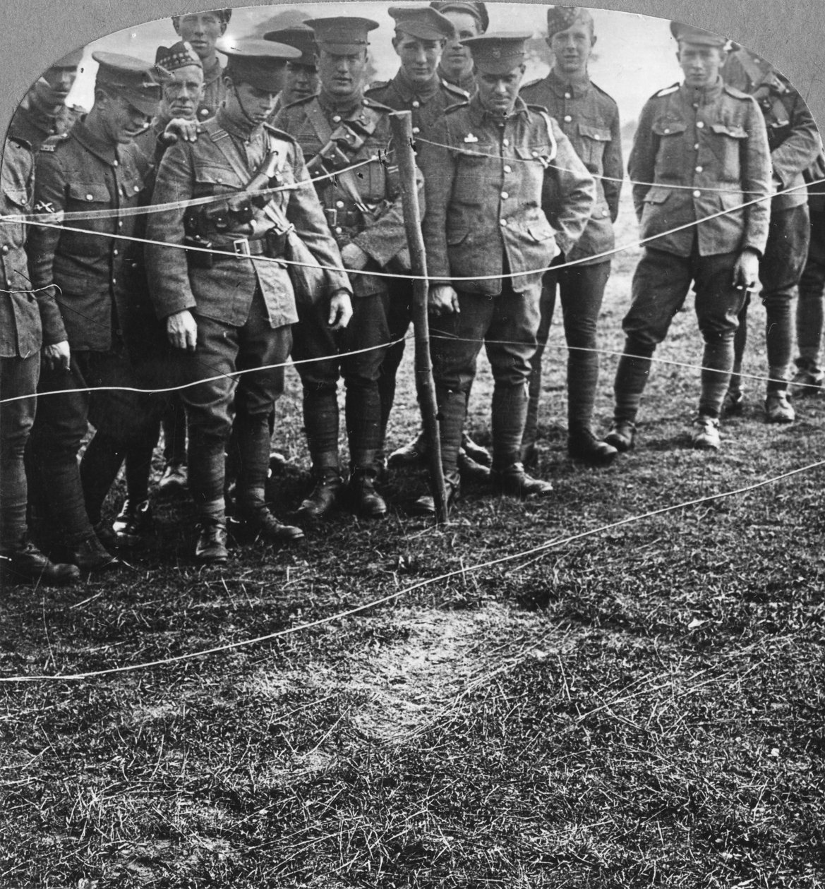 Impressão de um corpo no chão, Billericay, Essex, Primeira Guerra Mundial, 1916 de Realistic Travels Publishers