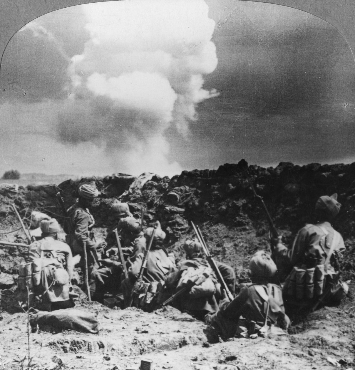 Bombardeiros indianos segurando uma trincheira importante perto de Neuve Chapelle, França, Primeira Guerra Mundial, c1914-c1918 de Realistic Travels Publishers
