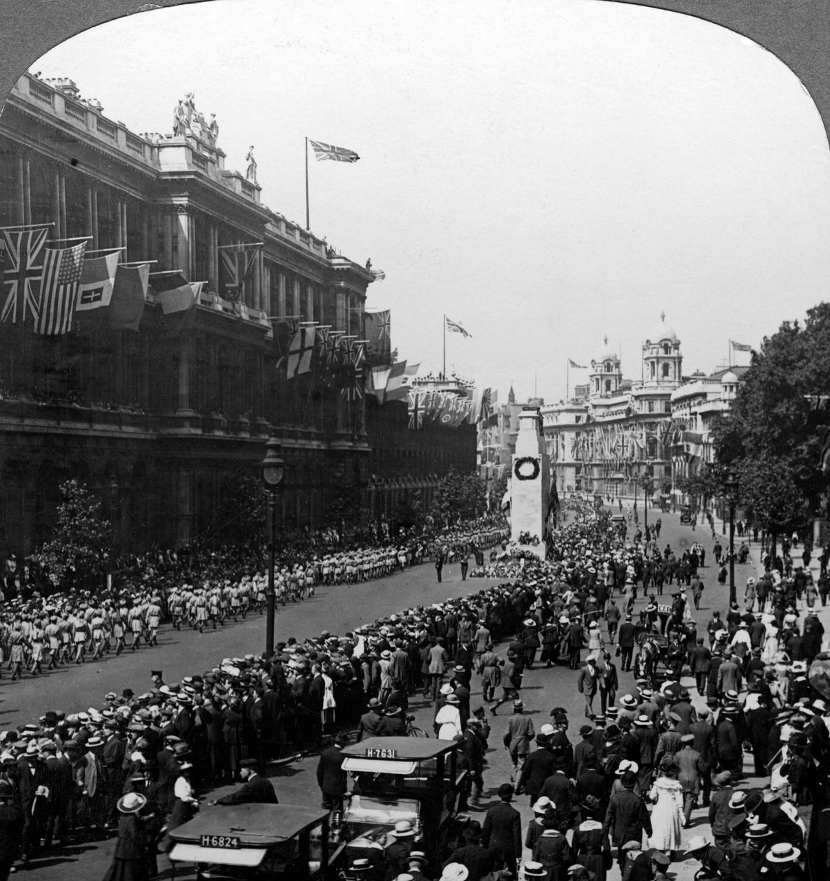Tropas indianas que saúdam o guerreiro desconhecido no Cenotaph, Whitehall, Londres, c1920. de Realistic Travels Publishers
