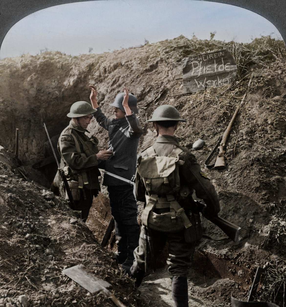 Interrogando um prisioneiro alemão para obter informações, Primeira Guerra Mundial, 1914-1918 de Realistic Travels Publishers