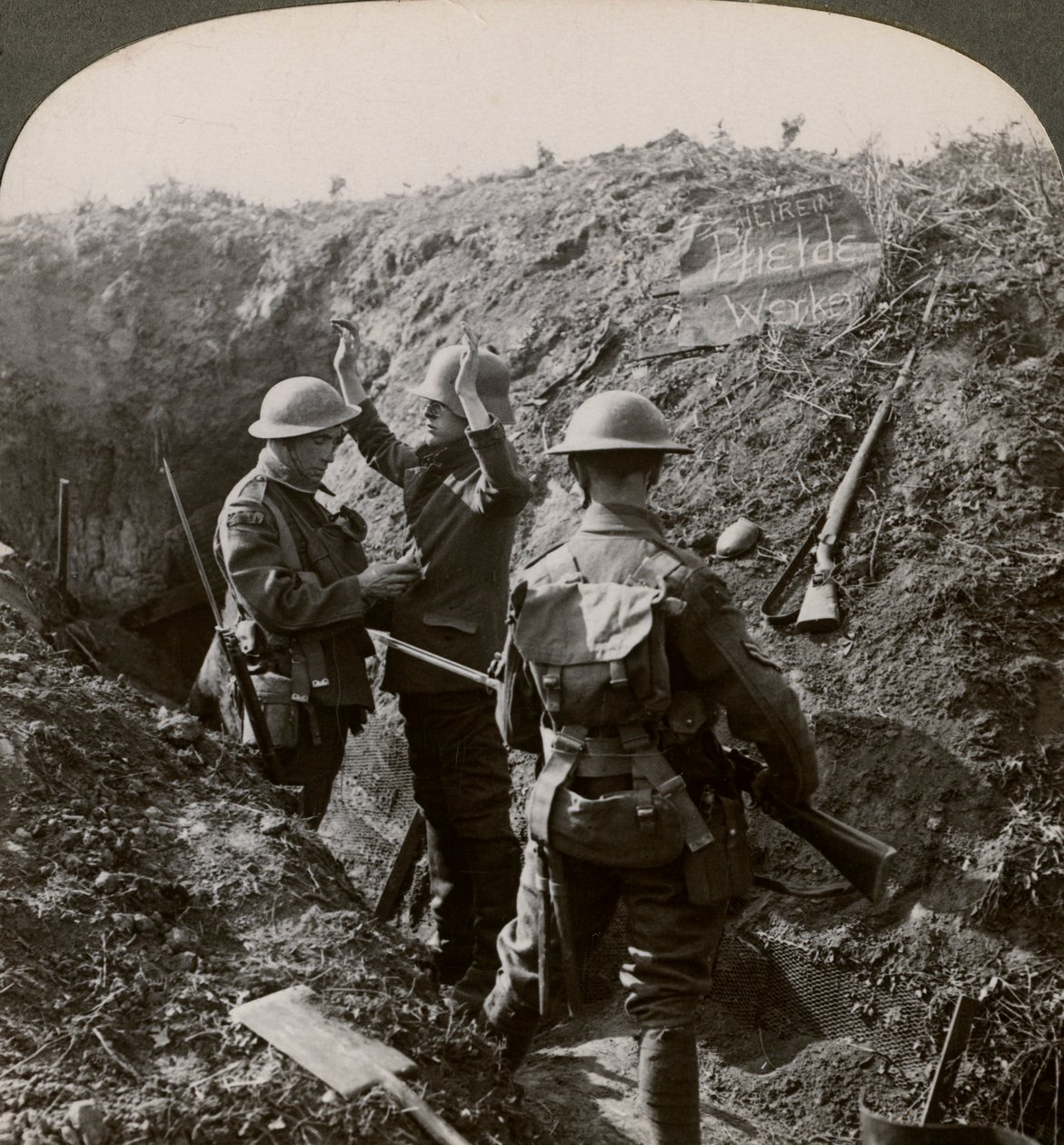 Interrogando um prisioneiro alemão para obter informações, Primeira Guerra Mundial, 1914-1918. de Realistic Travels Publishers