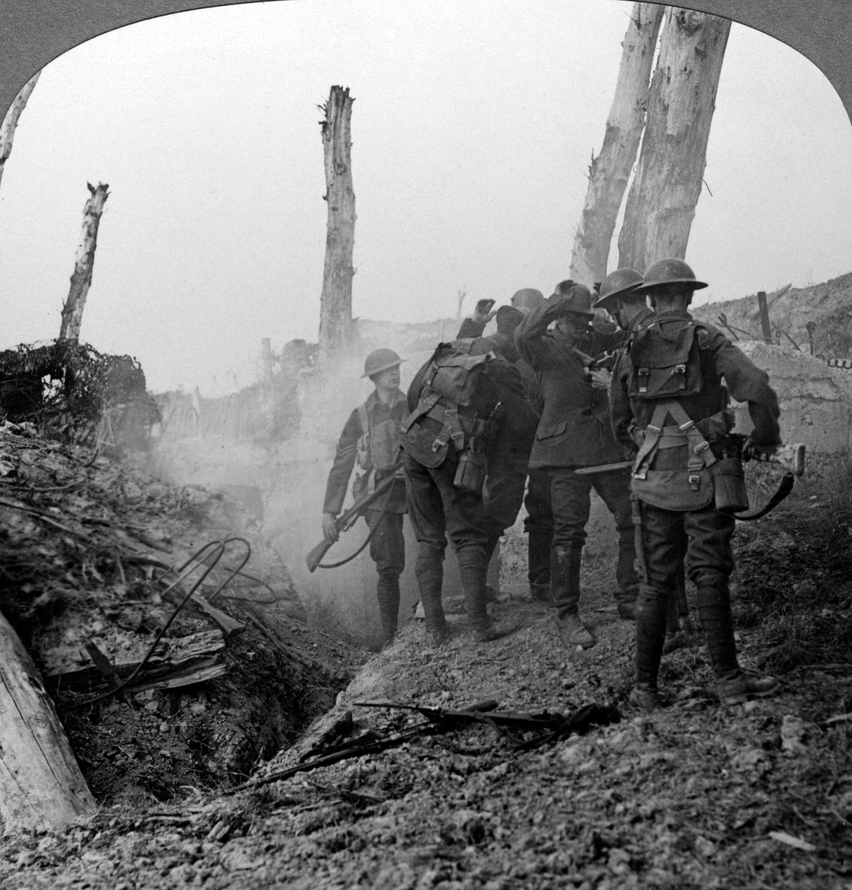 Interrogando um soldado alemão, Hohenzollern Redoubt, França, Primeira Guerra Mundial, 1914-1918. de Realistic Travels Publishers