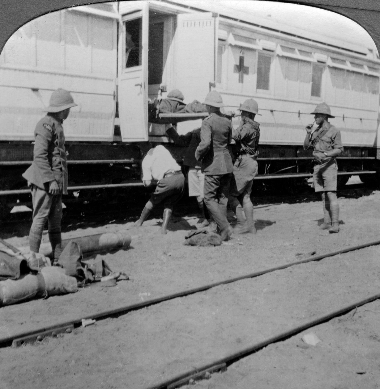 Levantar soldados feridos em um trem hospitalar, África Oriental, Primeira Guerra Mundial, 1914-1918. de Realistic Travels Publishers