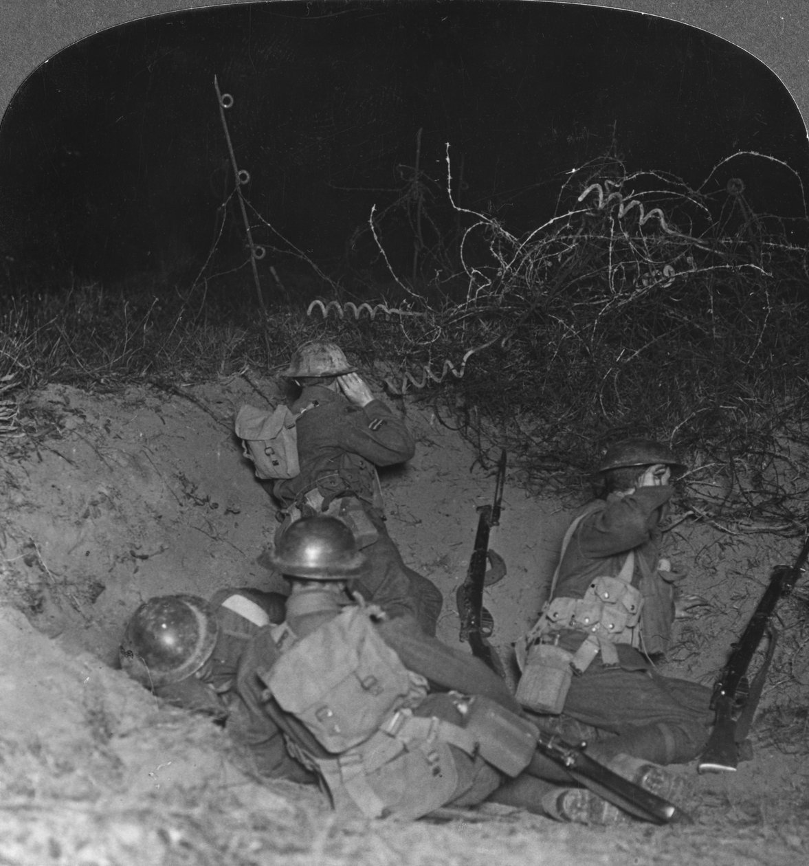 Post de escuta em um buraco de concha em No Mans Land, perto de Lagnicourt, França, Primeira Guerra Mundial, c1914-c1918 de Realistic Travels Publishers