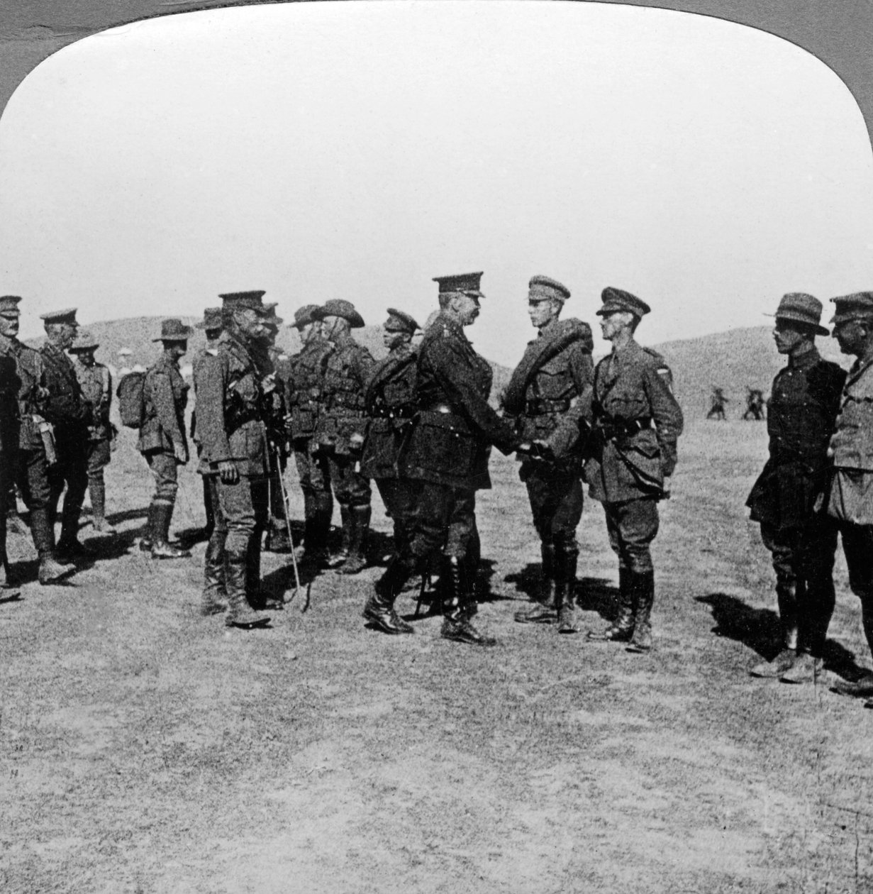 Lord Kitchener elogia as tropas por seus ataques em Dardanelos, Primeira Guerra Mundial, 1915-1916. de Realistic Travels Publishers