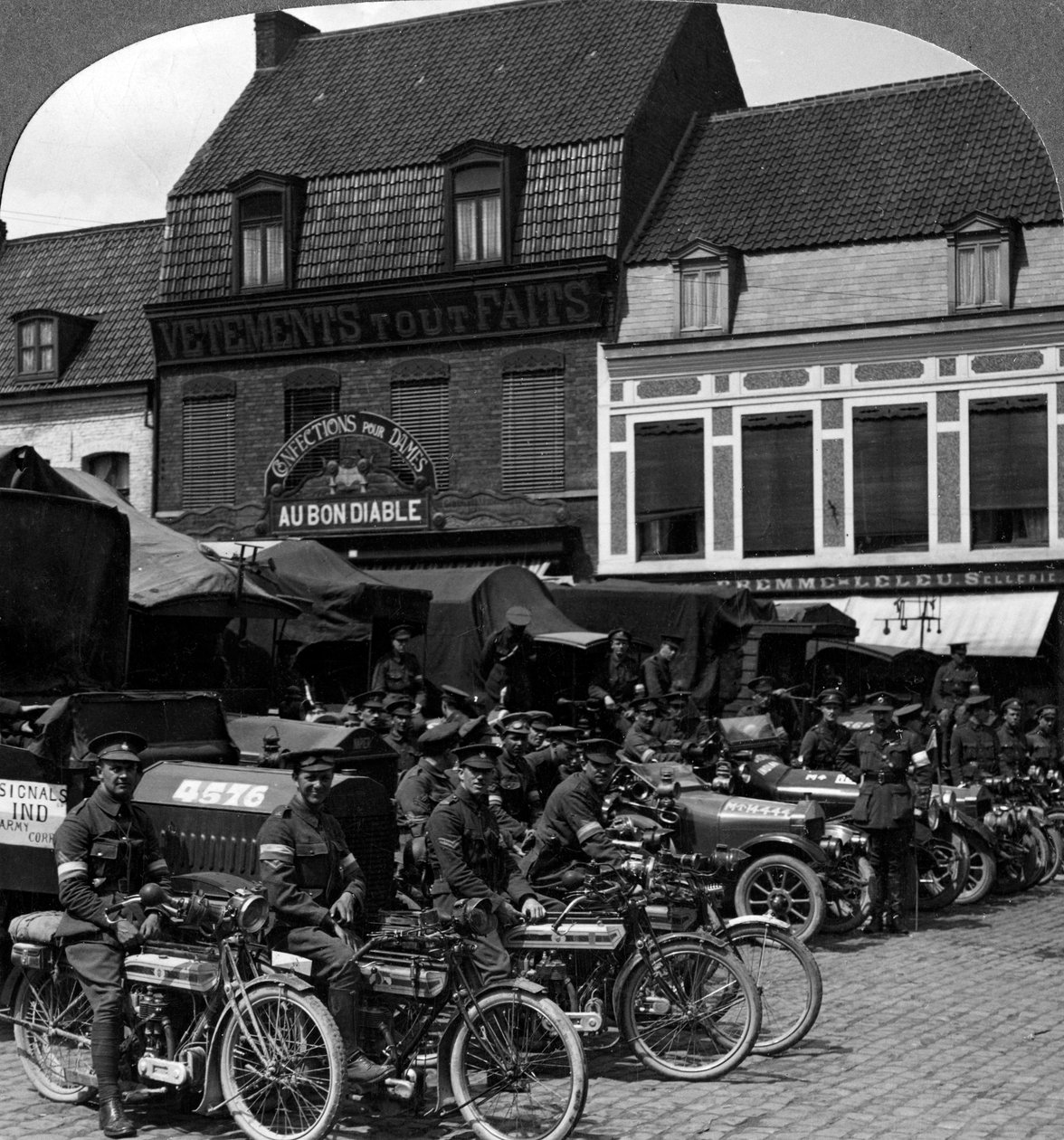 Caminhões e motocicletas do Corpo de Exército Indiano, Merville, França, Primeira Guerra Mundial, 1914-1918. de Realistic Travels Publishers