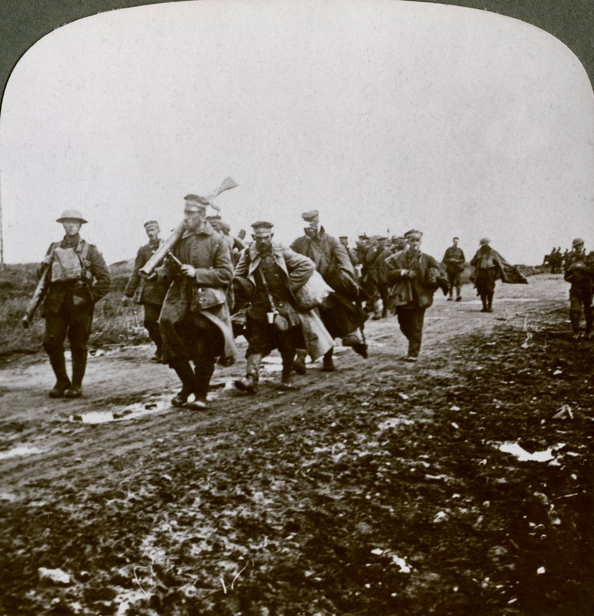 Prussianos capturados por velhos desprezíveis no avanço em Pozieres, Primeira Guerra Mundial, 1914-1918. de Realistic Travels Publishers