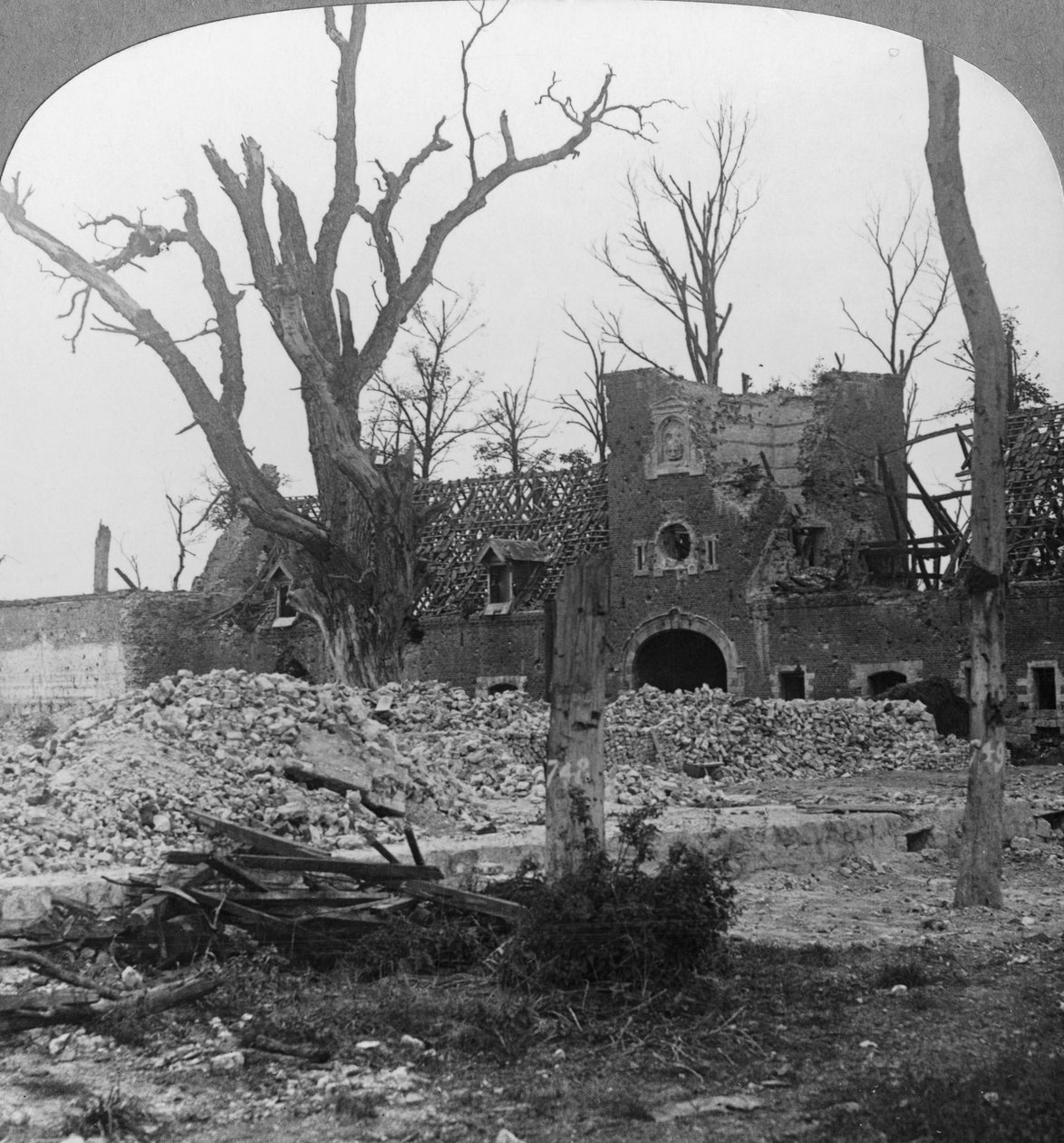 Ruínas do castelo de Beury, Festubert, França, Primeira Guerra Mundial, c1914-c1918 de Realistic Travels Publishers