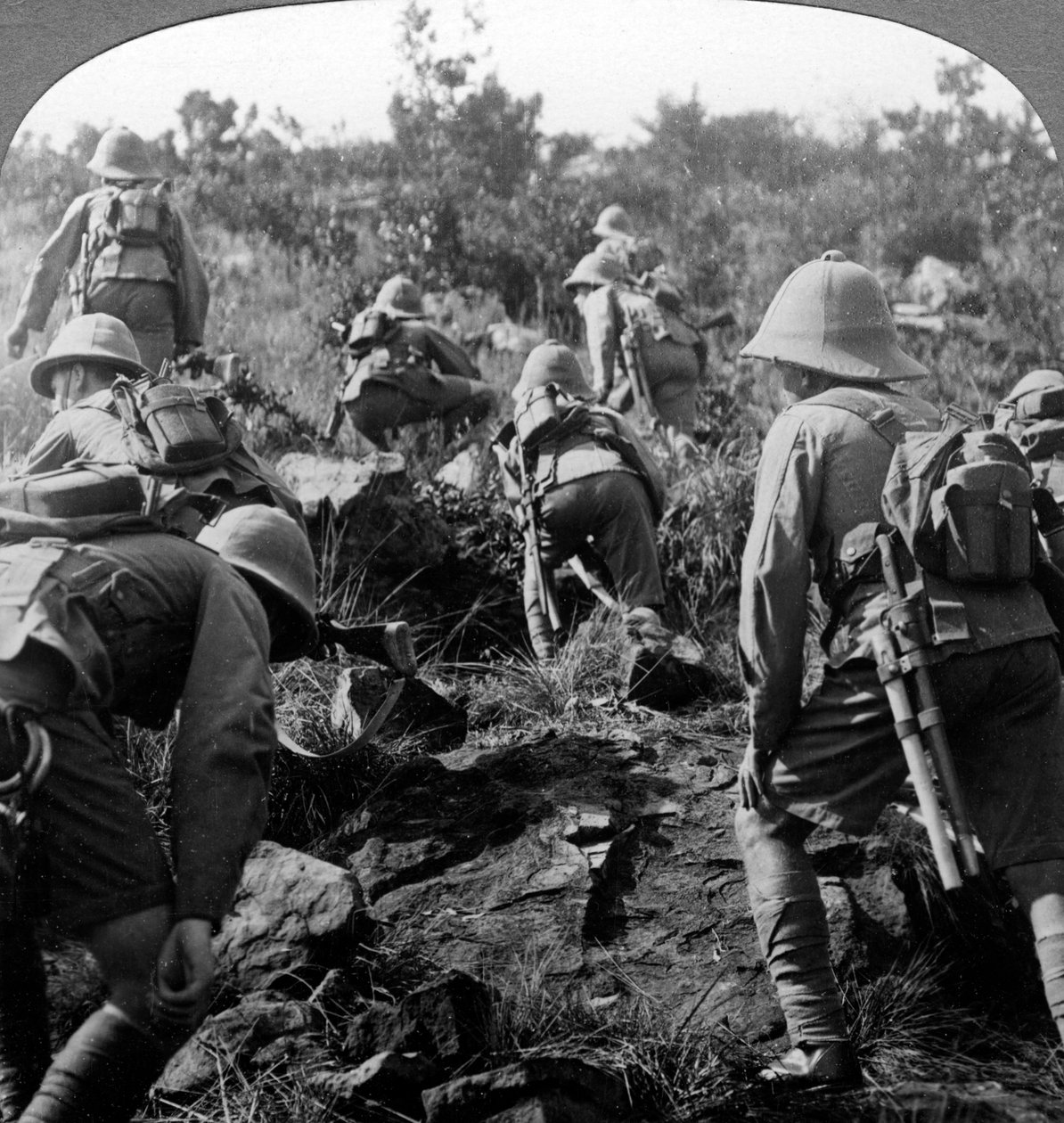 Escoteiros percorrendo as florestas da África Oriental, Primeira Guerra Mundial, 1914-1918. de Realistic Travels Publishers