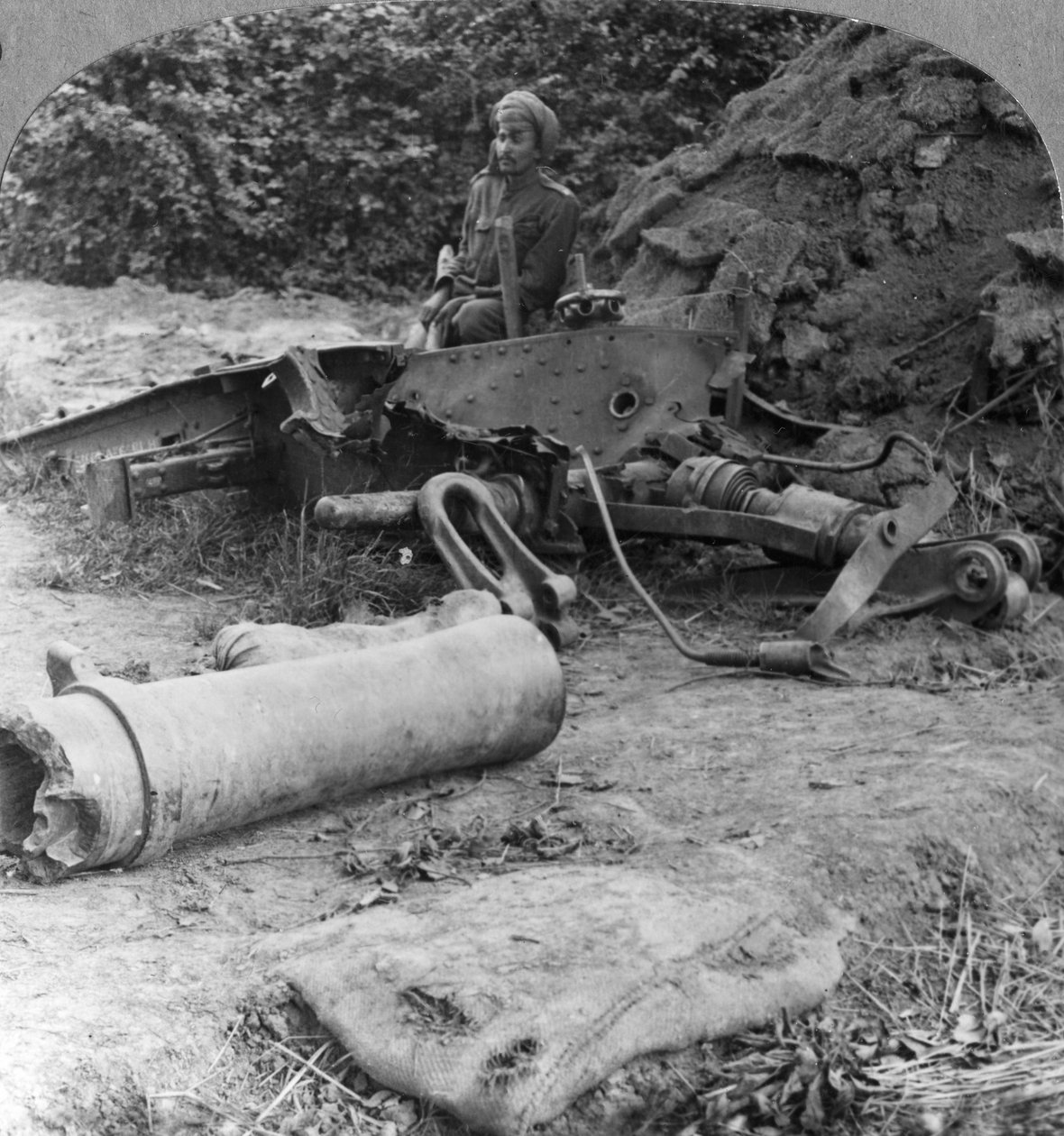 Restos despedaçados de um obus sem sorte explodido por um golpe alemão direto, Primeira Guerra Mundial, c1914-c1918 de Realistic Travels Publishers