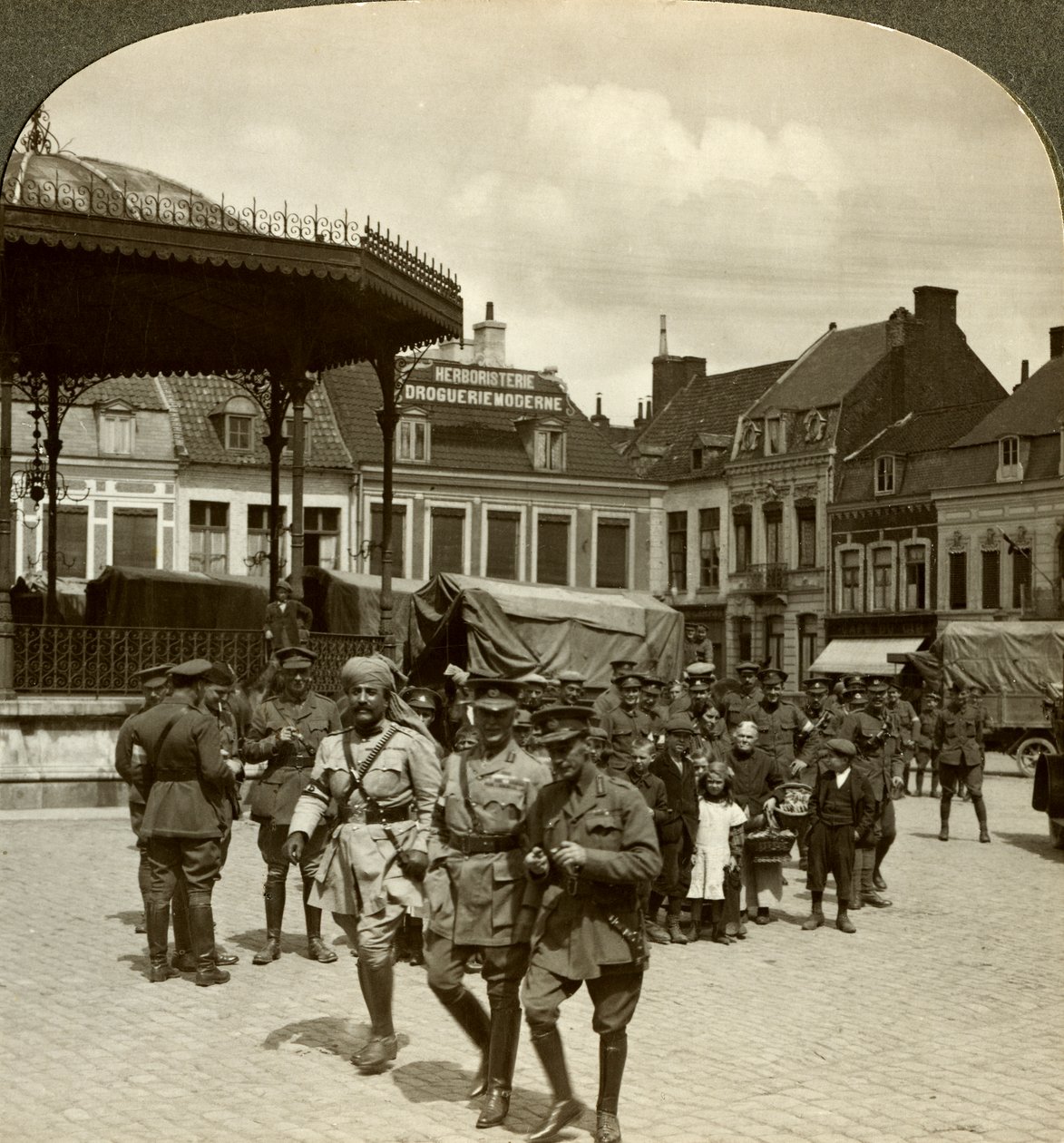 Sir James Willcocks com o General Nanten, Praça do Mercado, Merville, França, Primeira Guerra Mundial, 1914-1915. de Realistic Travels Publishers