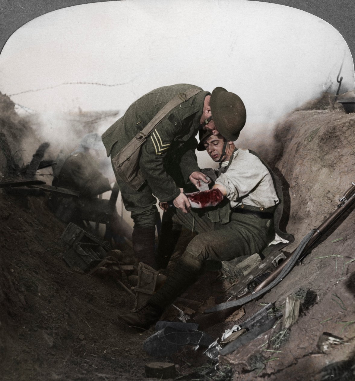 Soldado recebendo primeiros socorros de um sargento em uma seiva, Batalha de Peronne, Primeira Guerra Mundial, 1914-1918 de Realistic Travels Publishers