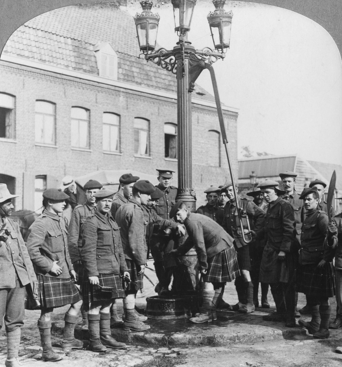 Soldados enchendo suas garrafas de água na cidade bombeiam La Gorgue, França, Primeira Guerra Mundial, c1914-c1918 de Realistic Travels Publishers