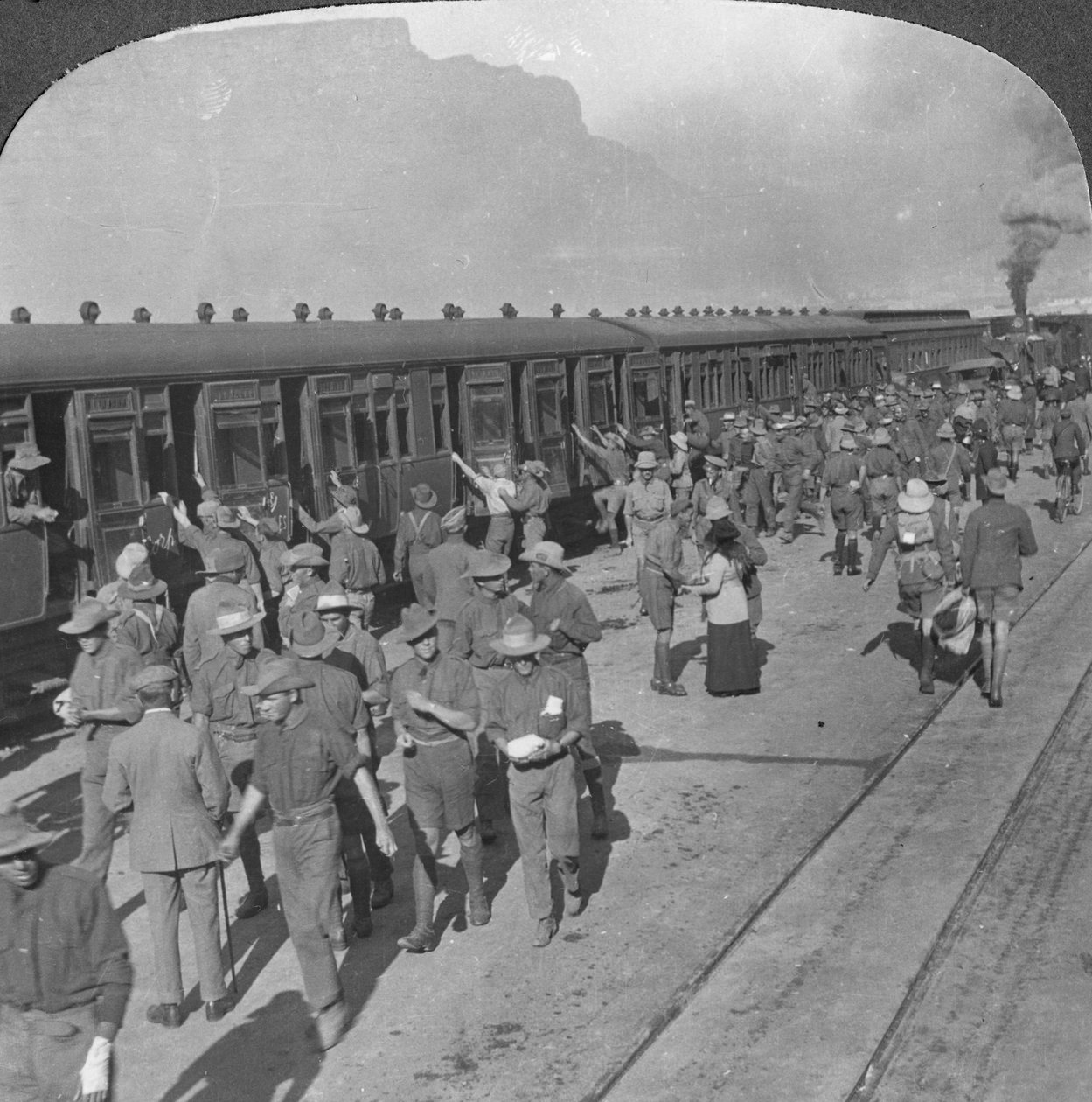 Soldados, wiltshire, rifles, embarcar, trem, cidade do cabo, áfrica sul, primeira guerra mundial, c1915 de Realistic Travels Publishers