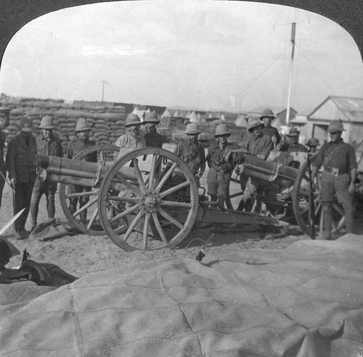 Espólios de guerra, armas e lojas capturadas nos Turcos, na Palestina, na Primeira Guerra Mundial, c1914-c1918 de Realistic Travels Publishers