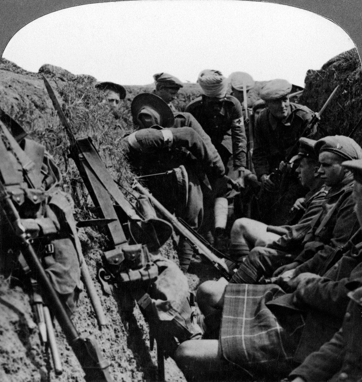 Portadores de maca que removem um oficial ferido, Primeira Guerra Mundial, 1914-1918. de Realistic Travels Publishers
