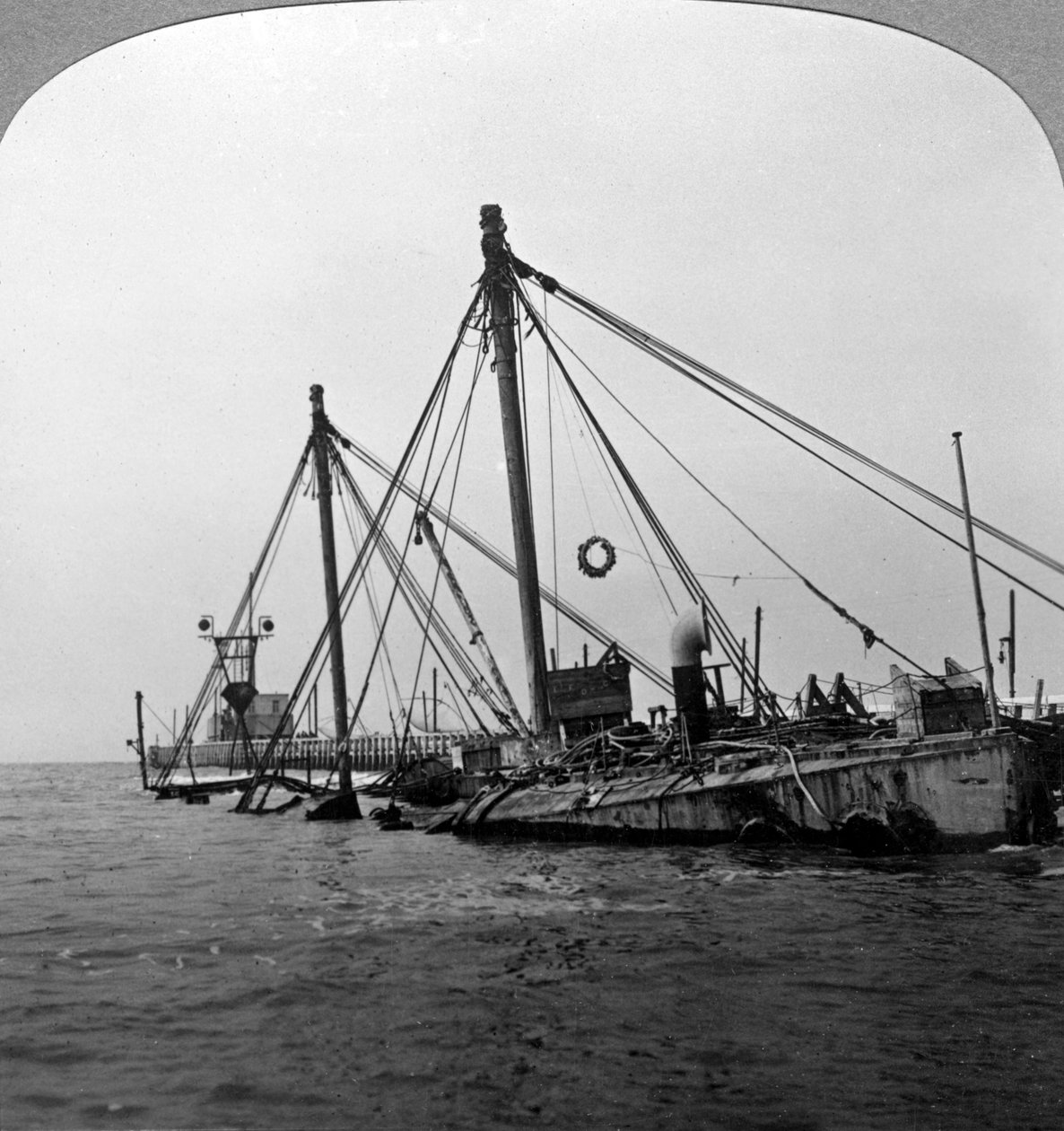 Navio de guerra afundado HMS Vindictive, Ostende, Bélgica, Primeira Guerra Mundial, 1918. de Realistic Travels Publishers