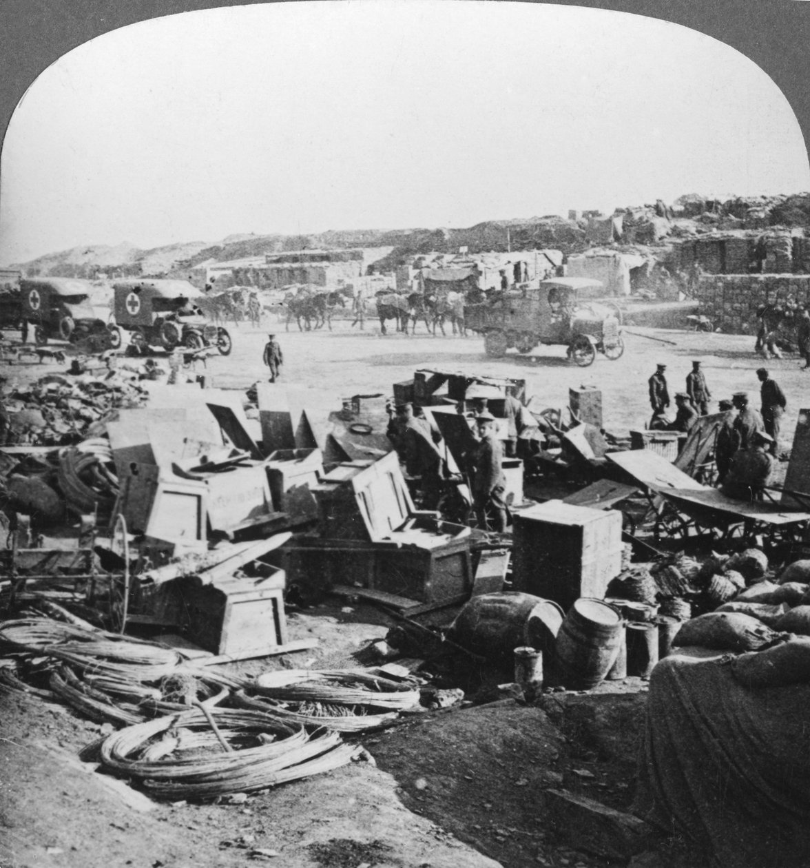 Suprimentos desembarcados na Baía de Suvla, Turquia, desembarques de Gallipoli, Primeira Guerra Mundial, 1915 de Realistic Travels Publishers