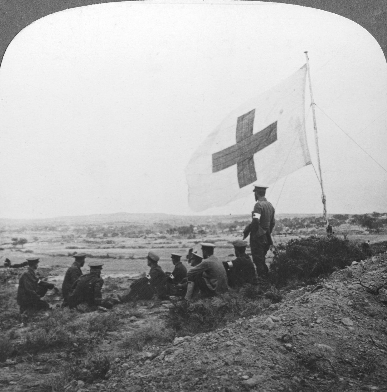 A Cruz Vermelha Britânica em campo, pronta para sua missão de misericórdia, Primeira Guerra Mundial, c1914-c1918 de Realistic Travels Publishers