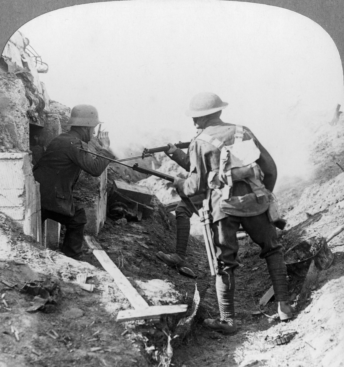 A captura de uma metralhadora alemã, Croisilles, França, Primeira Guerra Mundial, c1917-c1918 de Realistic Travels Publishers