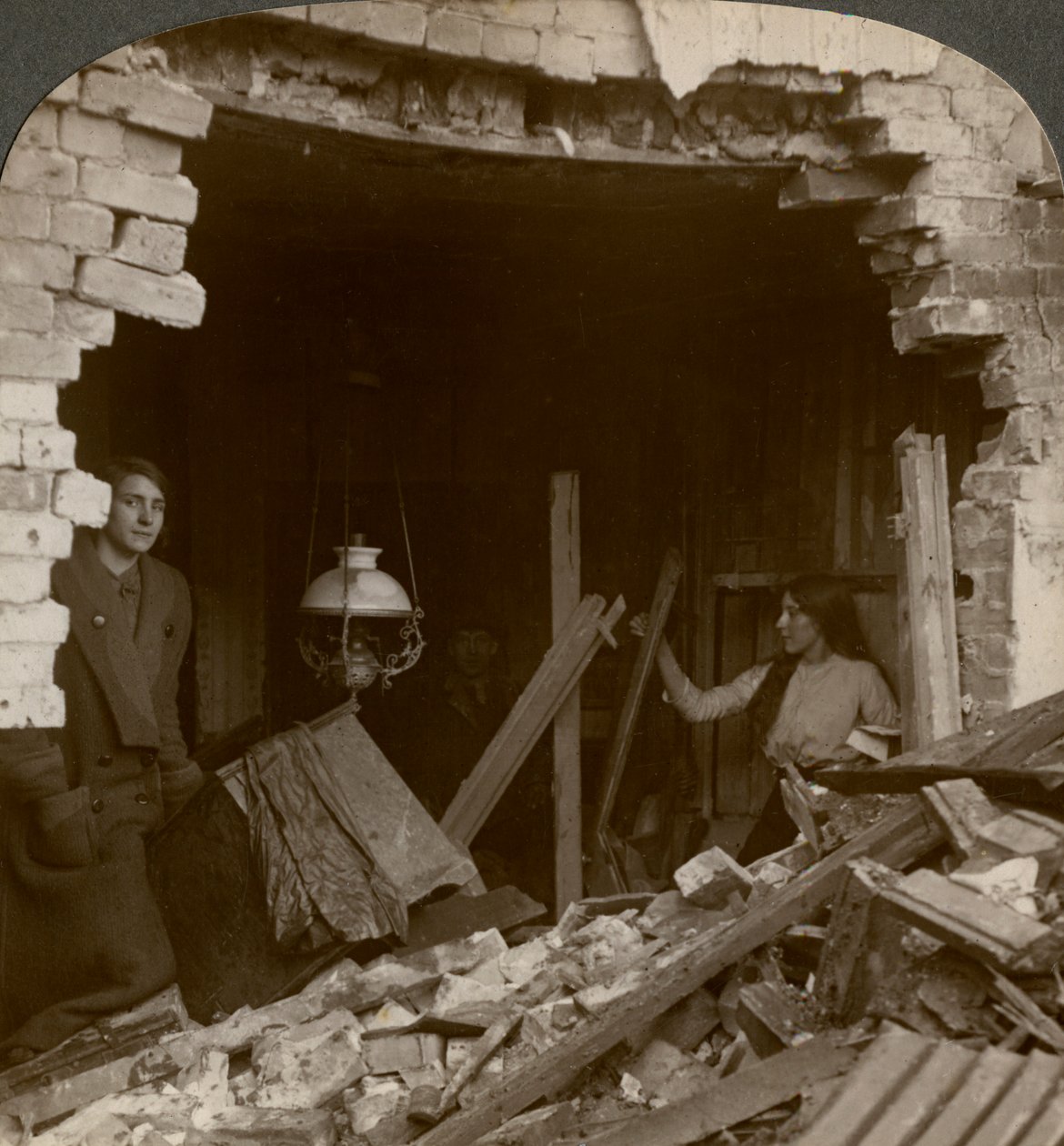 Os danos causados por uma bomba alemã do Zeppelin, Primeira Guerra Mundial, 1914-1918. de Realistic Travels Publishers