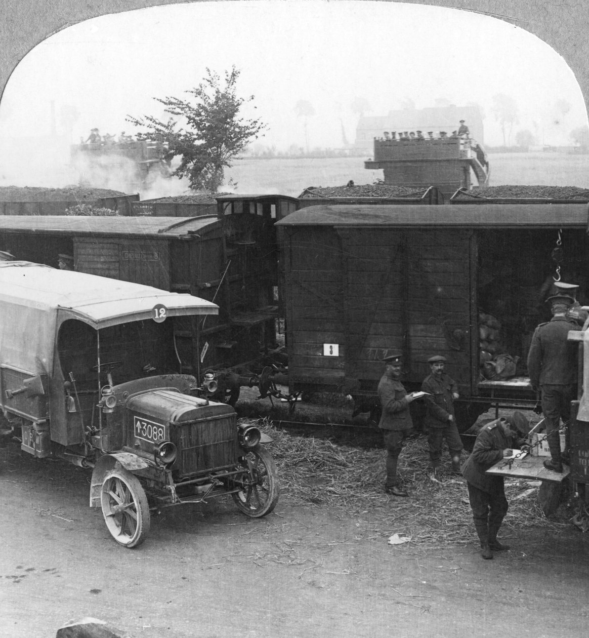 Tropas e suprimentos são levados de uma ferrovia para a linha de tiro, Primeira Guerra Mundial, c1914-c1918 de Realistic Travels Publishers