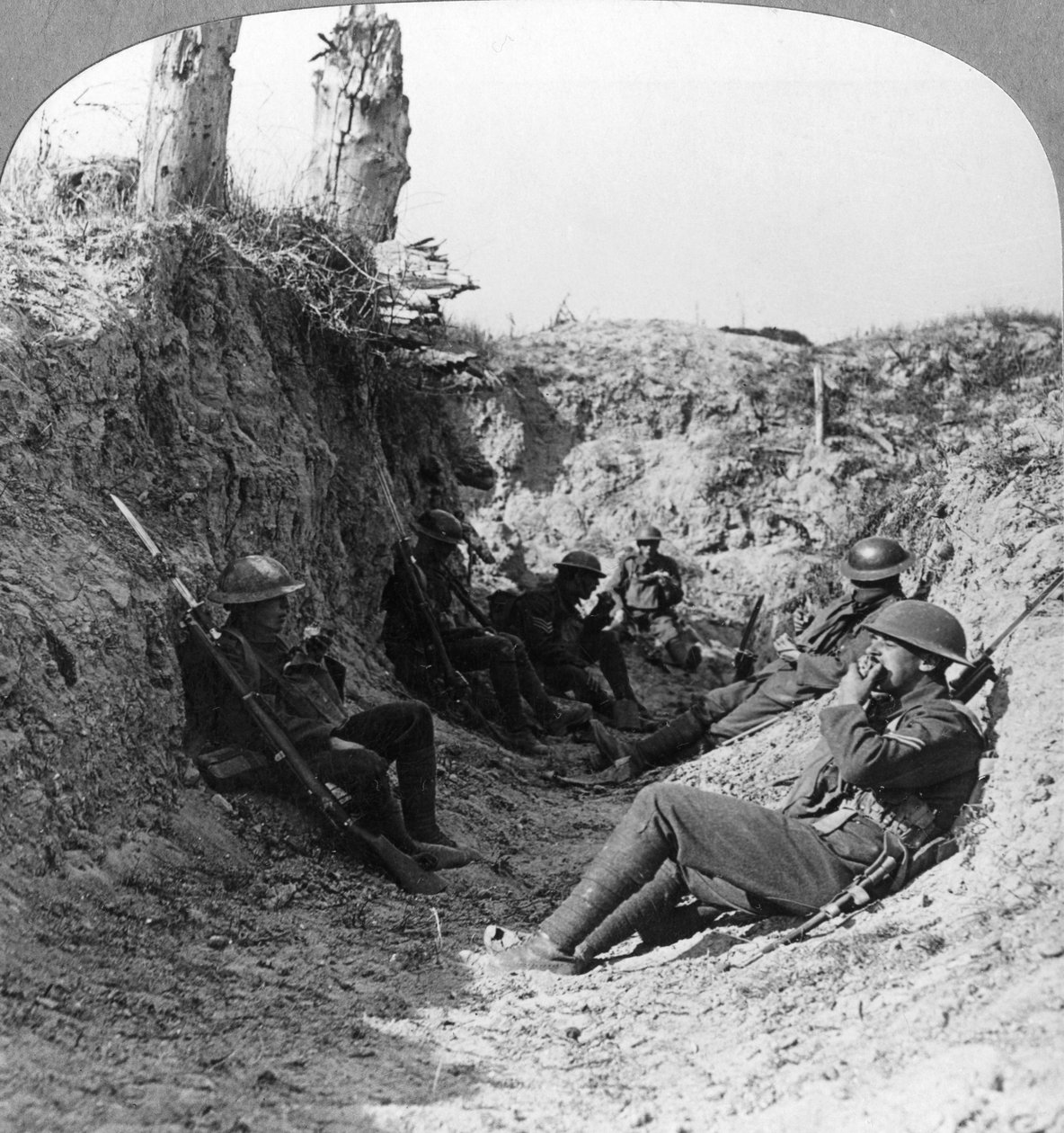 Tropas que esperam em uma trincheira perto de Arras, França, Primeira Guerra Mundial, c1914-c1918. de Realistic Travels Publishers
